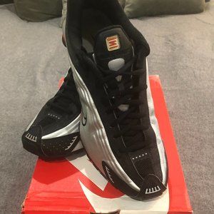 Nike Shox R4 Sz 10.5 - Black w/ Metallic Silver